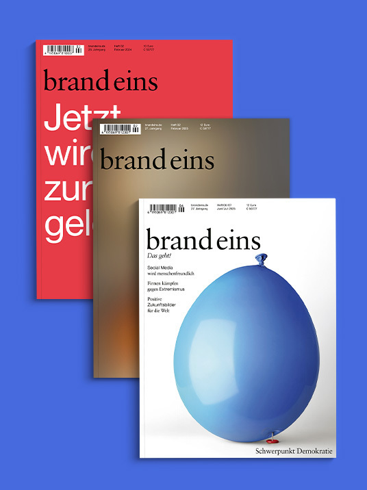 Das Bild zeigt drei verschiedene Zeitschriften mit blauem Hintergrund. Das oberste Magazin ist rot und trägt den Titel "brand eins Jetzt zum gelten". Das mittlere Magazin ist braun und trägt den Titel "brand eins Jetzt zum gelten". Das untere Magazin ist weiß und zeigt einen blauen Luftballon auf dem Cover.