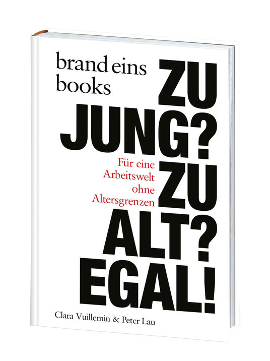 Buchcover mit dem Titel "Zu jung? Zu alt? Egal!". Der Titel ist in großen, schwarzen Buchstaben angeordnet. Darunter steht in kleinerer Schrift: "Für eine Arbeitswelt ohne Altersgrenzen". Autoren sind Clara Vuillemin und Peter Lau. Das Cover ist weiß und trägt das Logo "brand eins books" oben links.