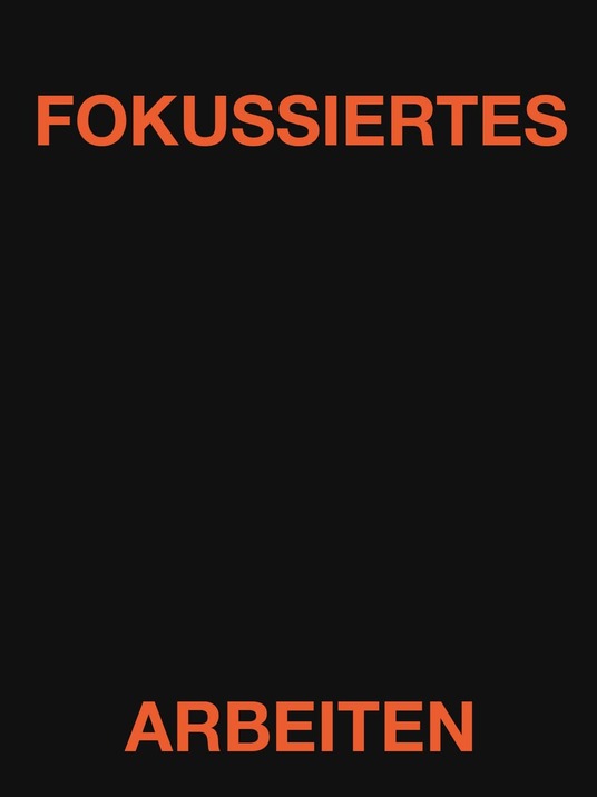 Das Bild zeigt einen schwarzen Hintergrund mit dem orangefarbenen Text "FOKUSSIERTES ARBEITEN" in großen Buchstaben. Der Text ist oben und unten im Bild platziert.