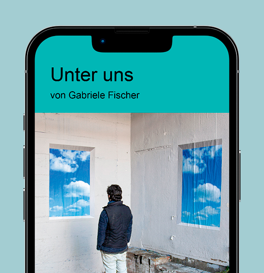 Ein Mann steht mit dem Rücken zum Betrachter vor einer weißen Wand mit zwei rechteckigen Fenstern. Durch die Fenster ist ein blauer Himmel mit weißen Wolken zu sehen. Über dem Mann befindet sich der Titel "Unter uns" und der Name der Autorin "von Gabriele Fischer" auf einem türkisfarbenen Hintergrund. Das Bild wird in einem Smartphone-Display dargestellt.