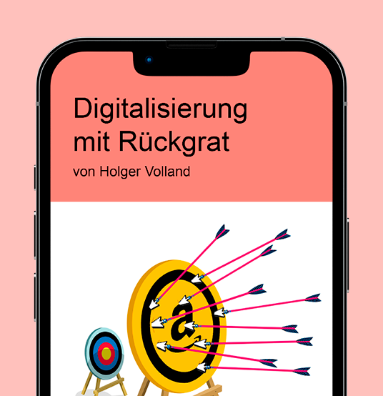 Ein Smartphone zeigt das Cover eines Buches mit dem Titel "Digitalisierung mit Rückgrat" von Holger Volland. Das Cover ist in einem warmen Korallton gehalten. Im Zentrum befindet sich eine Dartscheibe mit einem Pfeil im Bullseye, der das Buch-Logo enthält. Um die Scheibe herum sind zahlreiche weitere Pfeile verteilt, die das Thema "Zielgenauigkeit" und "Herausforderung" symbolisieren. Links ist eine weitere Dartscheibe mit einem roten Bullseye zu sehen.
